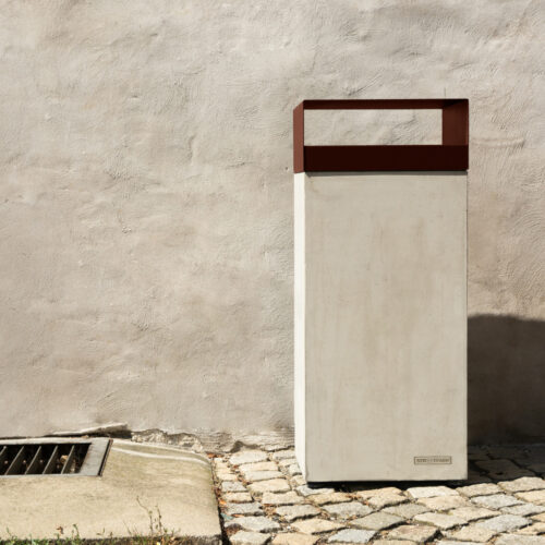 Buiten afvalbak model Casla 9 Het kubusvormige design met hoogteverstelbare poten zorgt voor een stabiele plaatsing van de afvalbak op elke ondergrond, ongeacht de helling of oneffenheden.